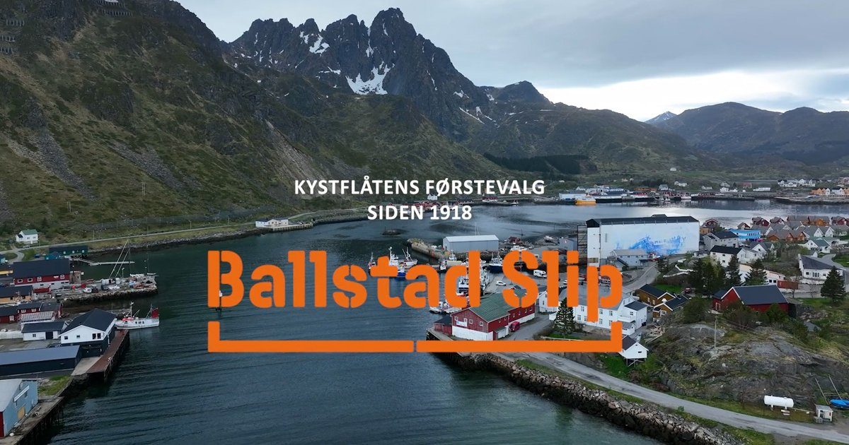 fjell, hav, bygninger på Ballstad og Ballstad Slip.
